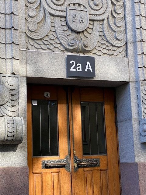 rakennuksen ovi